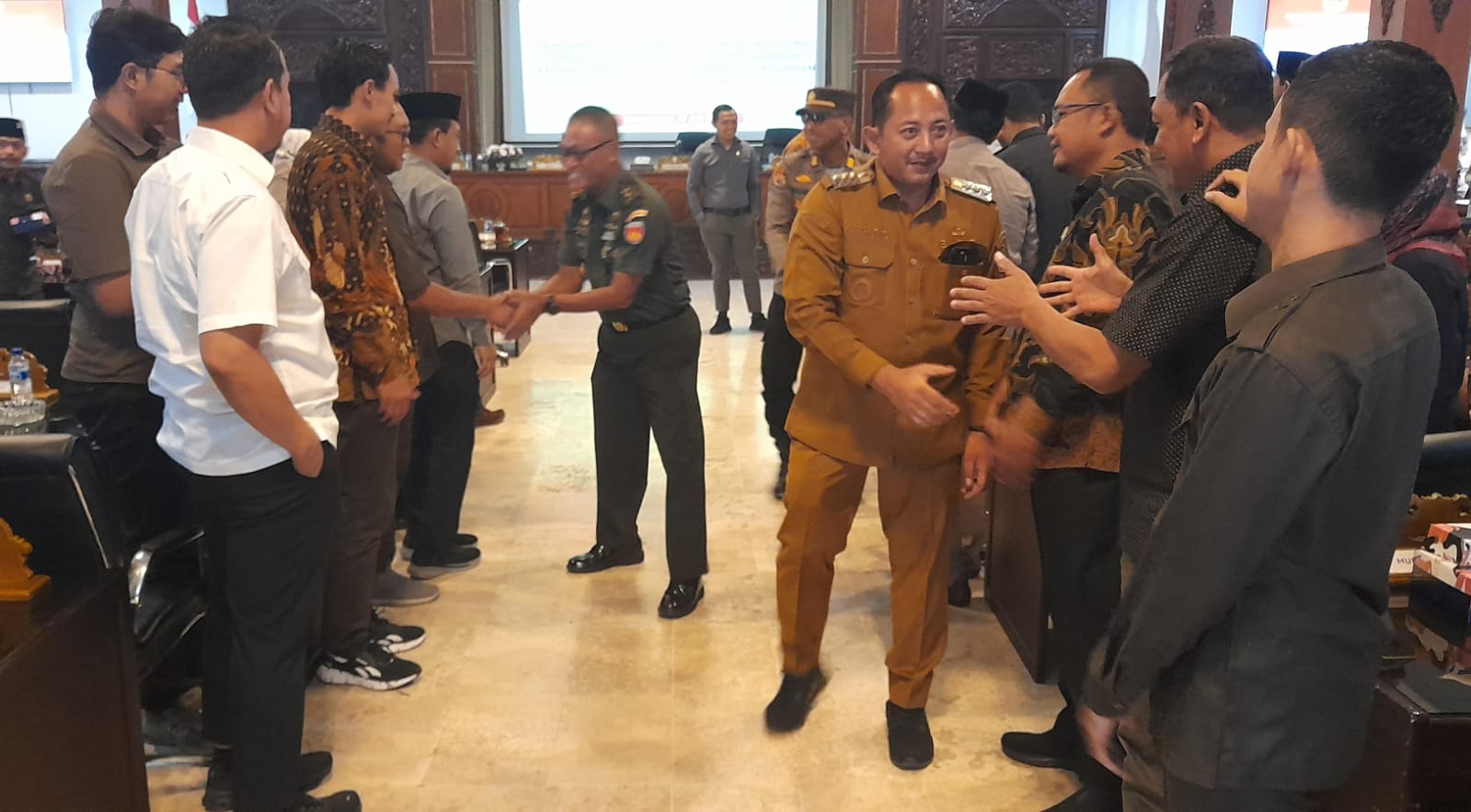 Bupati Karanganyar Rober Christanto salaman dengan anggota DPRD Karanganyar usai rapat paripurna, Senin (7/7/2025). (Rudi Hartono/Radar Solo)