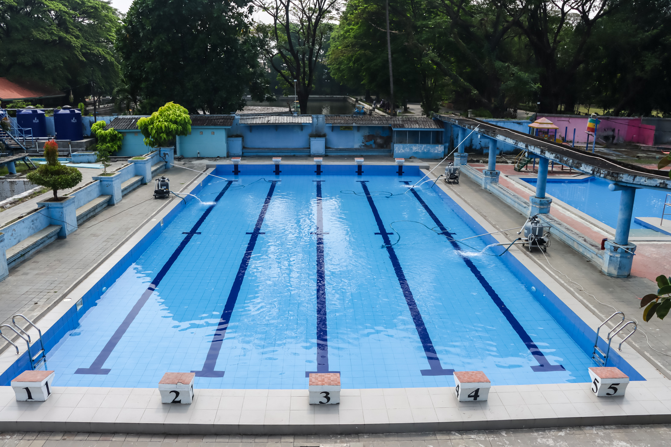 BELUM SELESAI: Kondisi Kolam Renang Tirtomoyo yang sebelumnya sempat menjalani tahap revitalisasi.