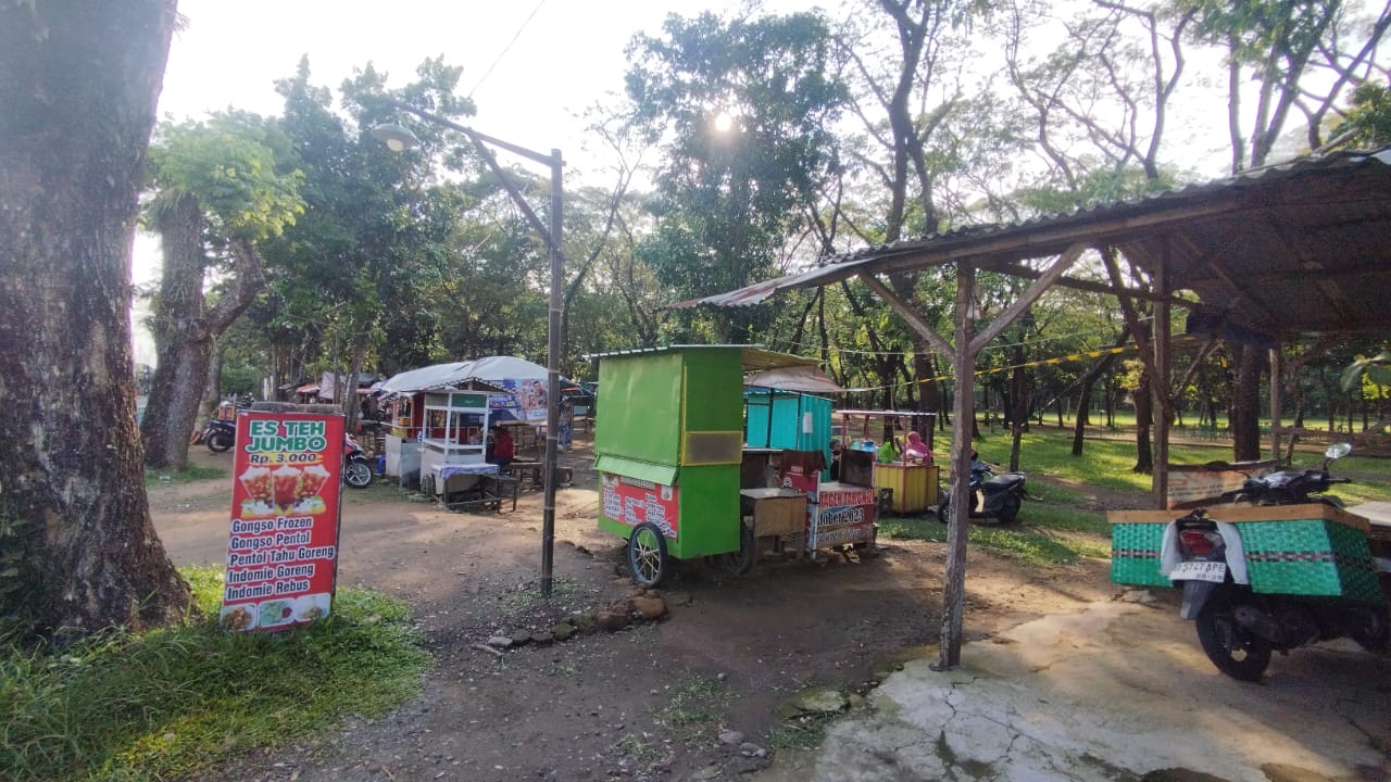 Gerobak PKL di Taman Harmoni, Kecamatan Karangmalang, Sragen. (Ahmad Khairudin/Radar Solo)