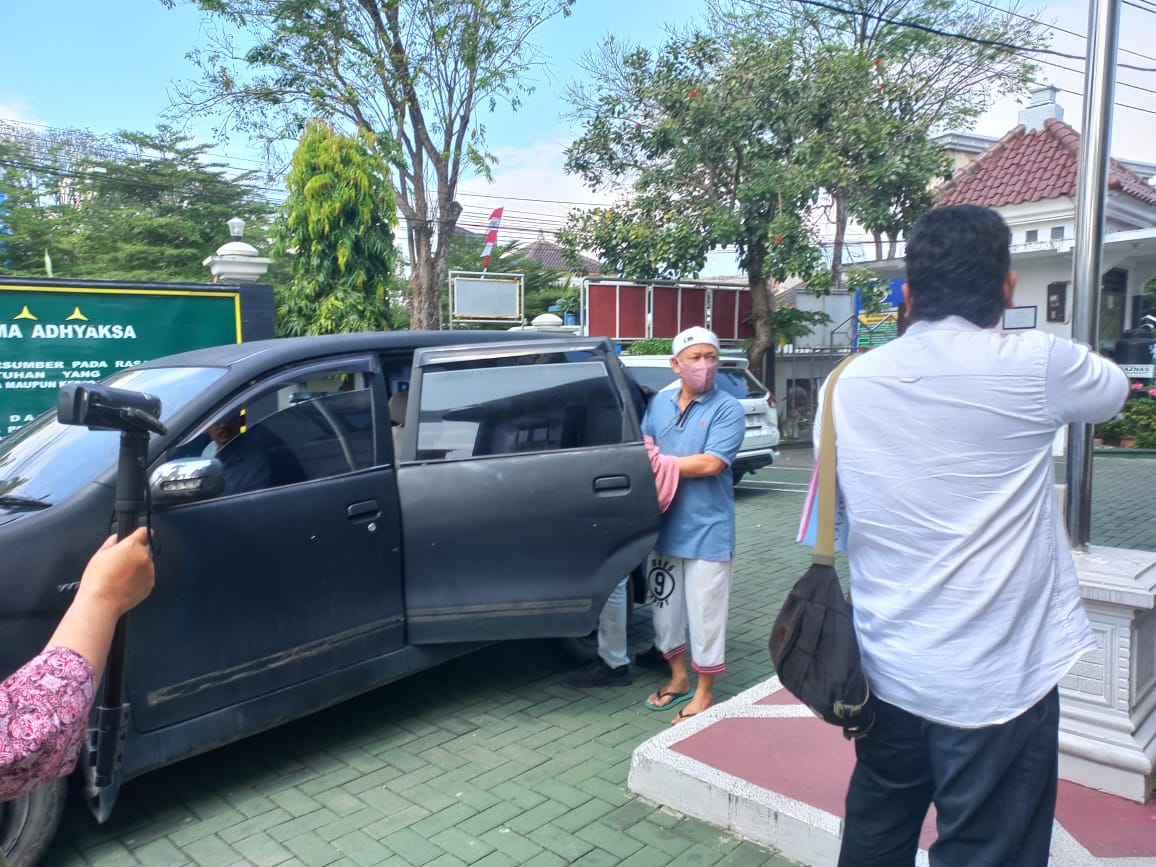 Proses pelimpahan advokat Zaenal Mustofa ke kantor Kejaksaan Negeri Sukoharjo, Senin (7/7).