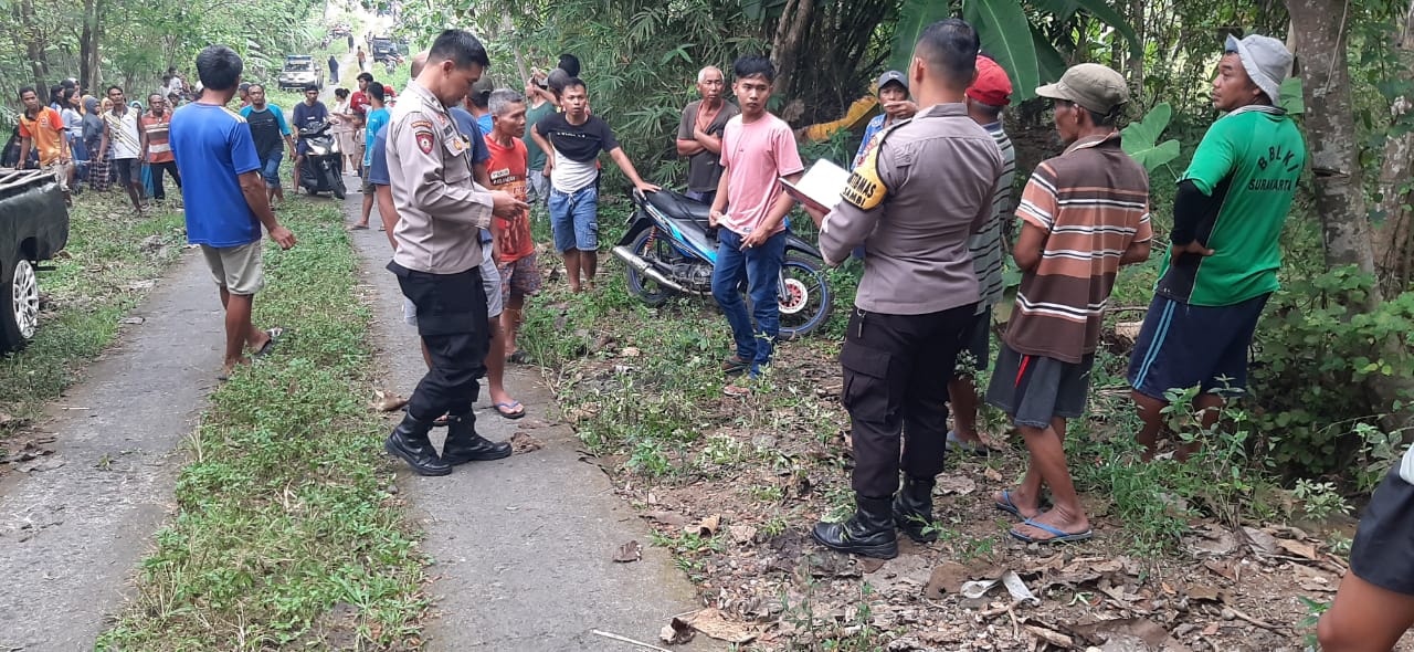 Polisi olah TKP kecelakaan tunggal di Jalan Desa Ngaglik-Pelem, Dukuh Gunung Guntur, Desa Ngaglik Sambi, Boyolali, Minggu (6/7/2025).