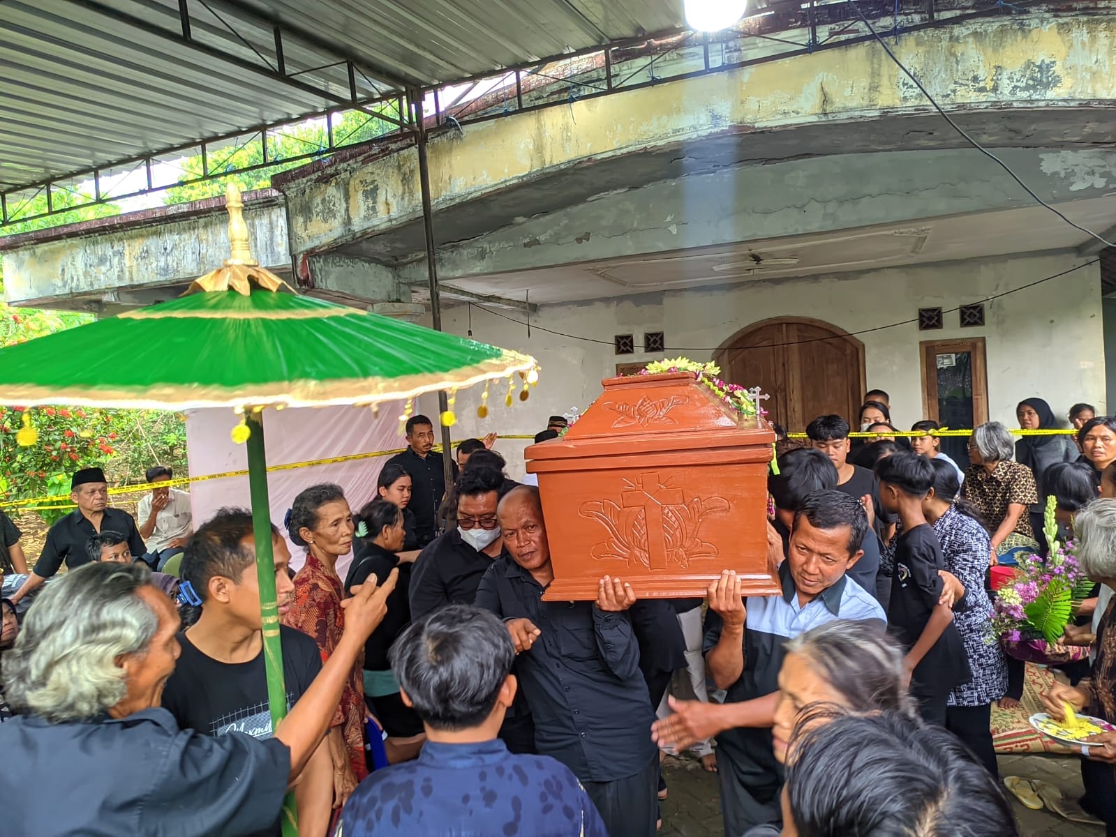 Prosesi pemakaman Sutinem, warga Desa Mlokomanis Wetan, Ngadirojo, Wonogiri yang meninggal diduga kuat akibat dibunuh, Senin (7/7/2025).