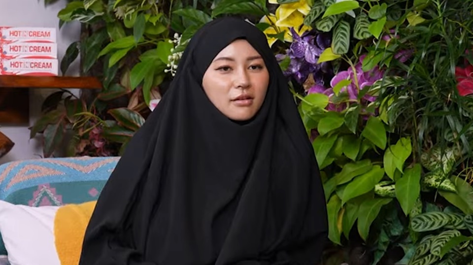 Rae Lil Black tampil berhijab dan aktif di kajian Islam selama di Jakarta. Transformasinya menuai pujian netizen.
