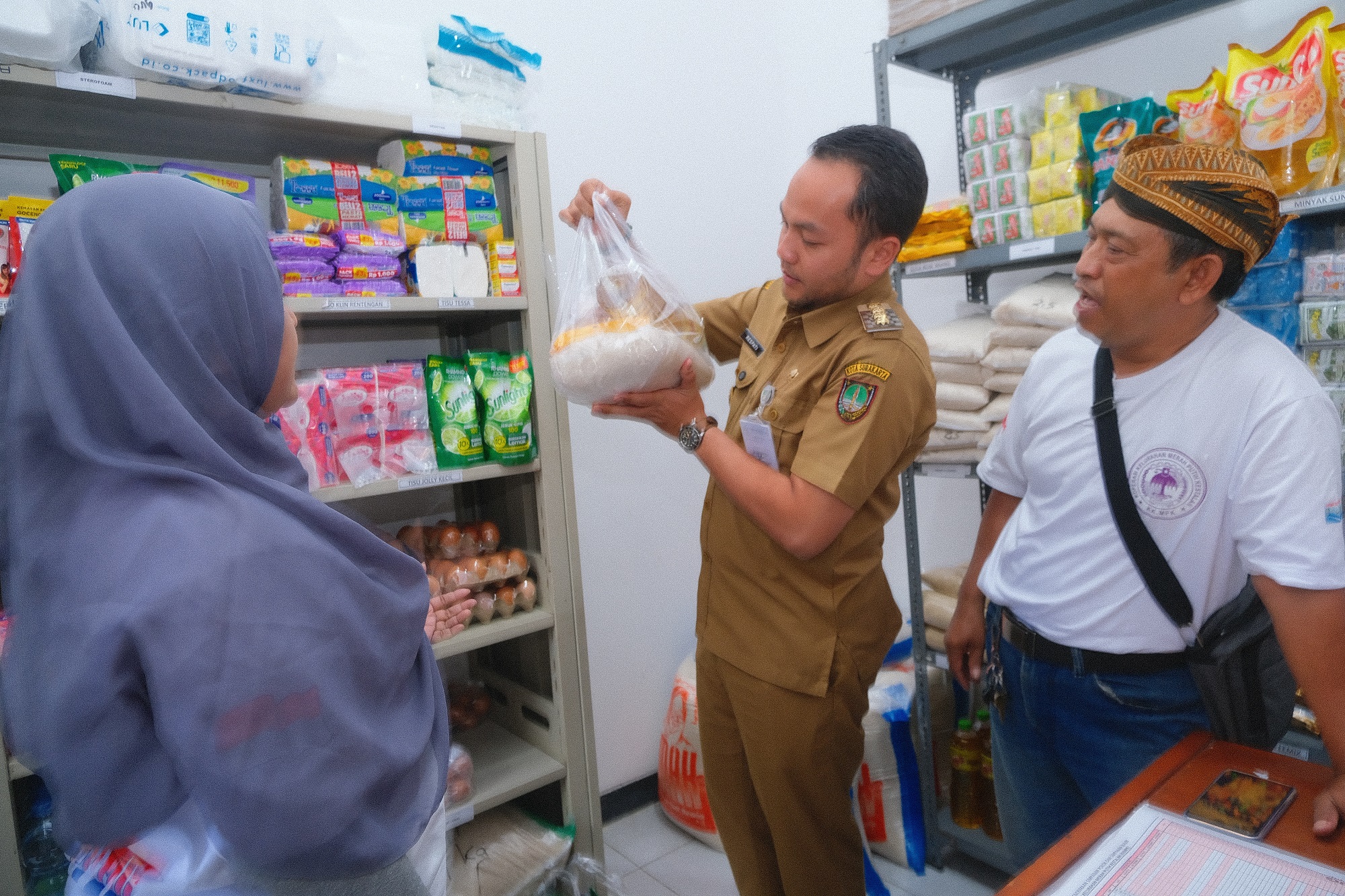 Wali Kota Solo Respati Ardi mengunjungi salah satu Koperasi Merah Putih. (Silvester Kurniawan/Radar Solo)