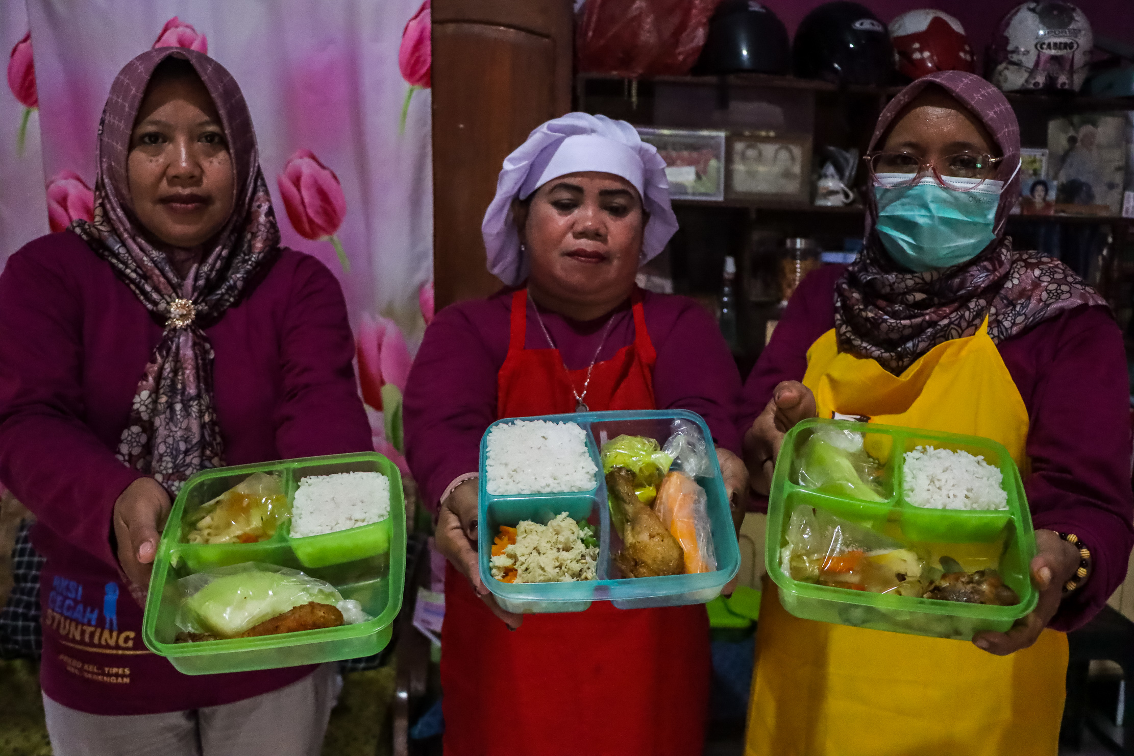 Menu sehat yang dimasak ibu-ibu di Tipes, Solo. (Silvester Kurniawan/Radar Solo)