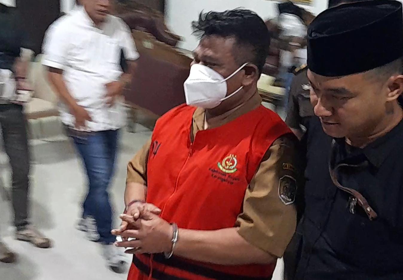 Sekretaris Dispermades Karanganyar, SN saat ditahan kejari terkait dugaan korupsi pembangunan Masjid Agung Madaniyah, Senin (7/7/2025) malam. (Rudi Hartono/Radar Solo)