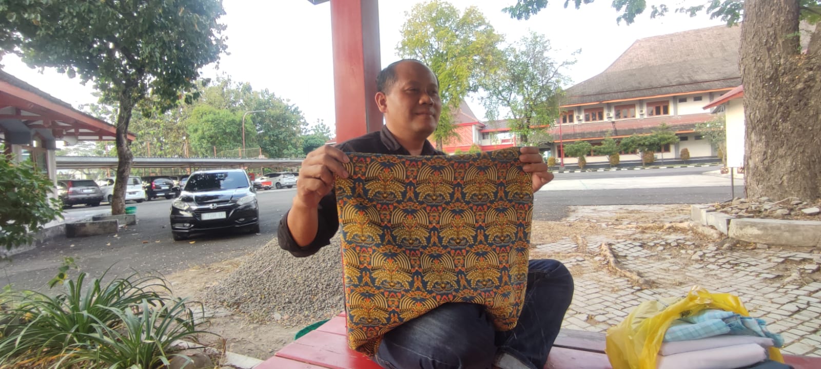 Seragam batik motif Ceplok Pidekso untuk siswa SMA di Sragen yang dikeluhkan karena harganya mahal. (Ahmad Khairudin/Radar Solo)