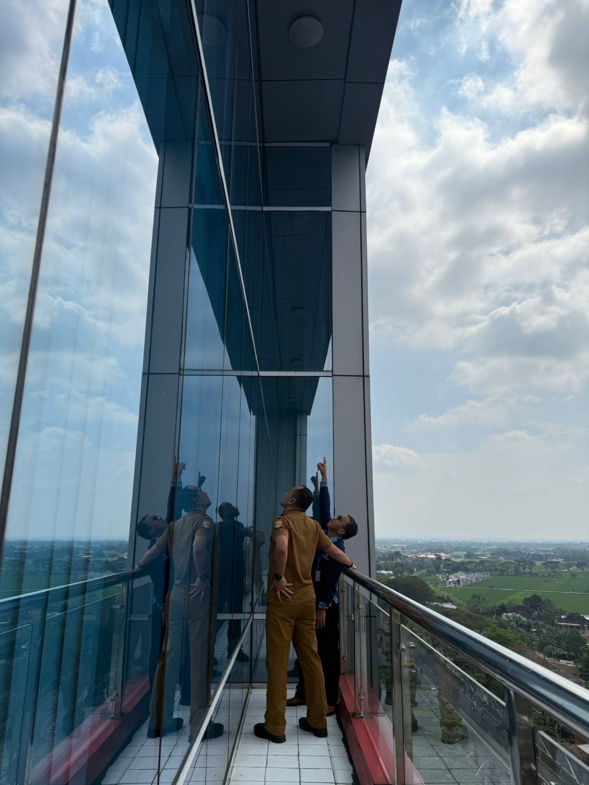 Pemeriksaan kaca lantai 10 gedung Menara Wijaya Sukoharjo yang dilaporkan mengalami keretakan.