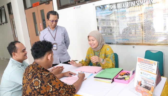 Proses pendaftaran SPMB Tahap II Program Sekolah Kemitraan Pemprov Jateng di SMK Ibu Kartini Kota Semarang.