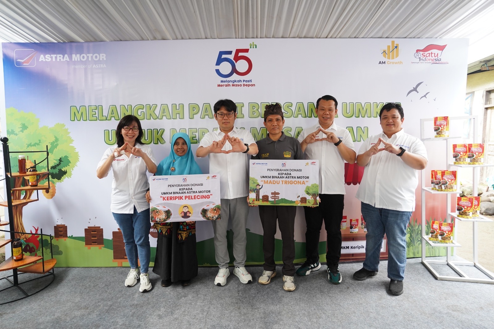 Robien Tony, Chief Executive Astra Motor (ketiga dari kiri) melakukan penyerahan donasi kepada 2 UMKM binaan sebagai bagian dari keberlanjutan pembinaan di perayaan HUT ke-55 Astra Motor.