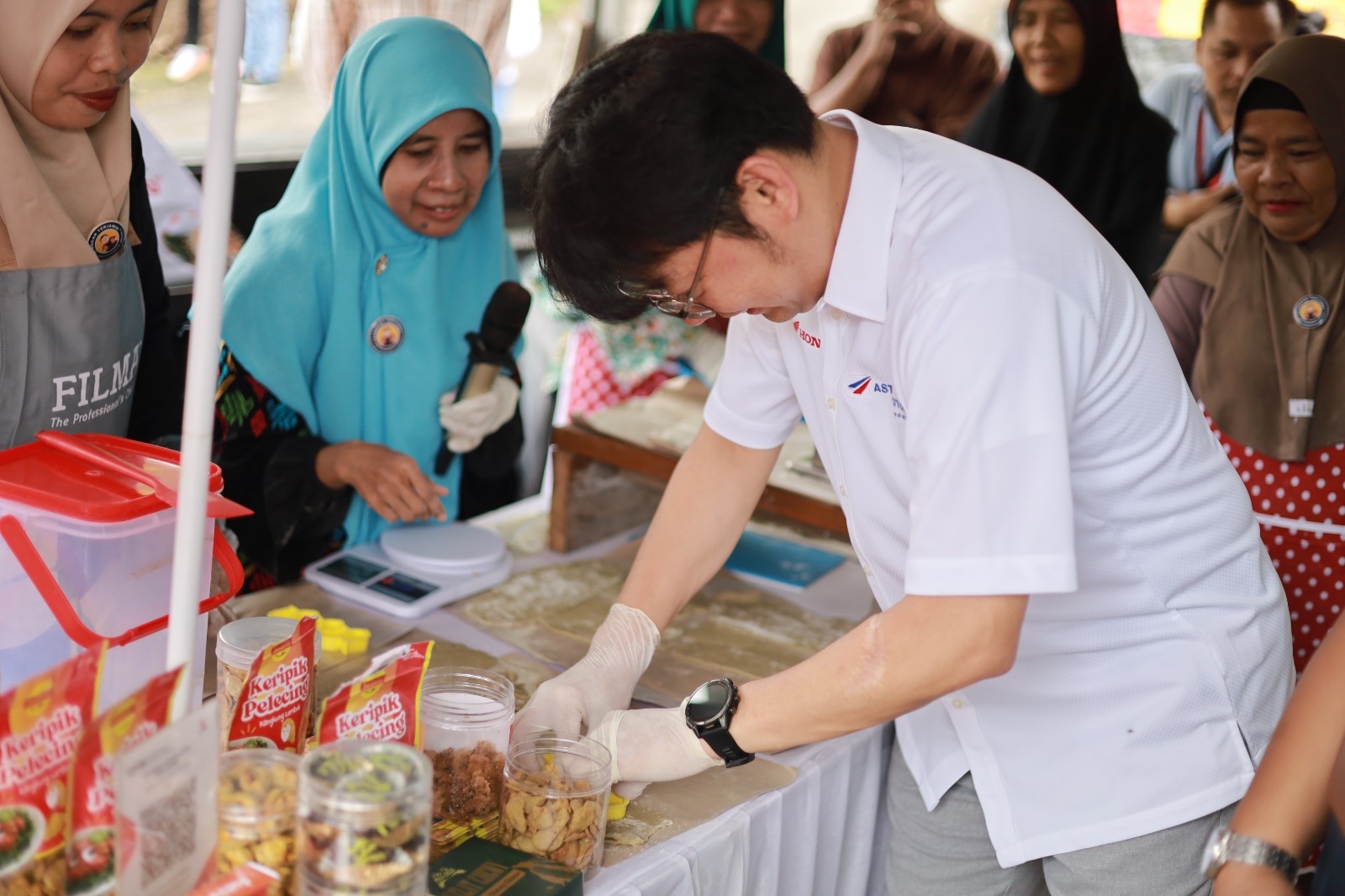 Robien Tony Chief Executive Astra melakukan pencetakan Keripik Pelecing Kanggung yang siap digoreng.