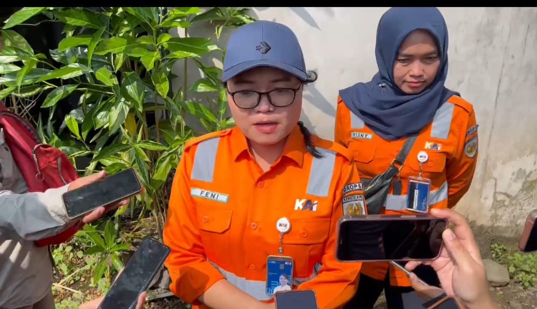 Manager Humas KAI Daop 6 Yogyakarta Feni Novida Saragih beri keterangan terkait pelemparan KA Sancaka di wilayah Daop 6. (Angga Purenda/Radar Solo)