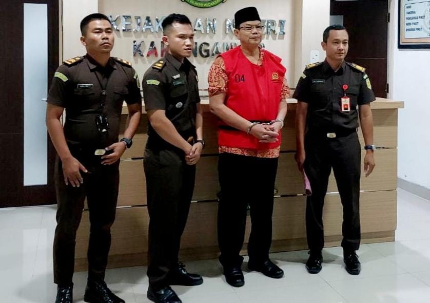 Kepala Desa Jaten berinisial HS ditangkap Kejari Karanganyar karena kasus dugaan korupsi penyalahgunaan aset desa, Selasa (8/7/2025). (Rudi Hartono/Radar Solo)
