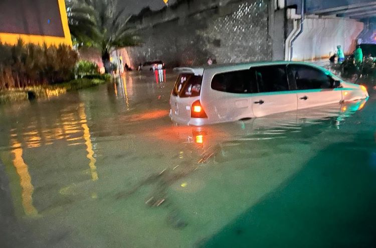 Mobil terendam banjir? Ikuti 7 langkah penting ini agar kerusakan tak semakin parah dan mobil bisa diselamatkan.