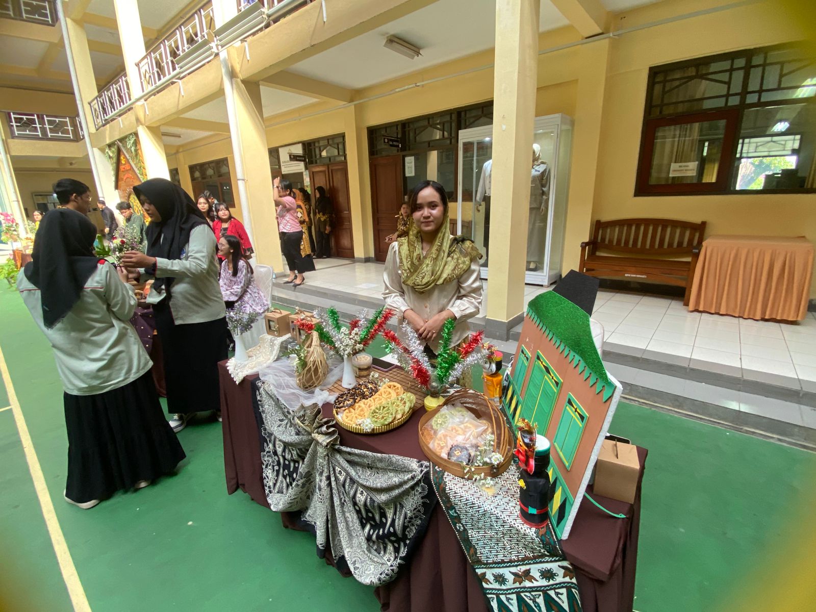 Mahasiswi Sekolah Tinggi Pariwisata (STP) Sahid Surakarta berpartisipasi pada agenda Loka Karya di plaza kampus setempat, Selasa (8/7/2025).