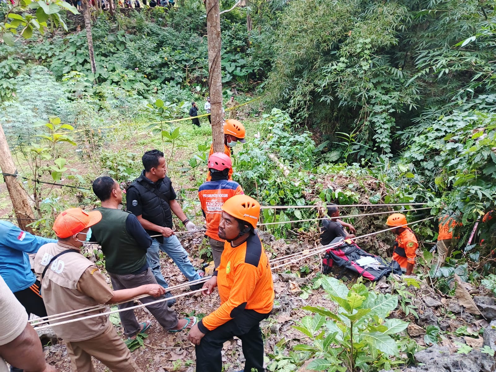 Proses evakuasi mayat di sebuah luweng yang ada di Desa Gudangharjo Kecamatan Paranggupito, Wonogiri, Senin (7/7/2025).