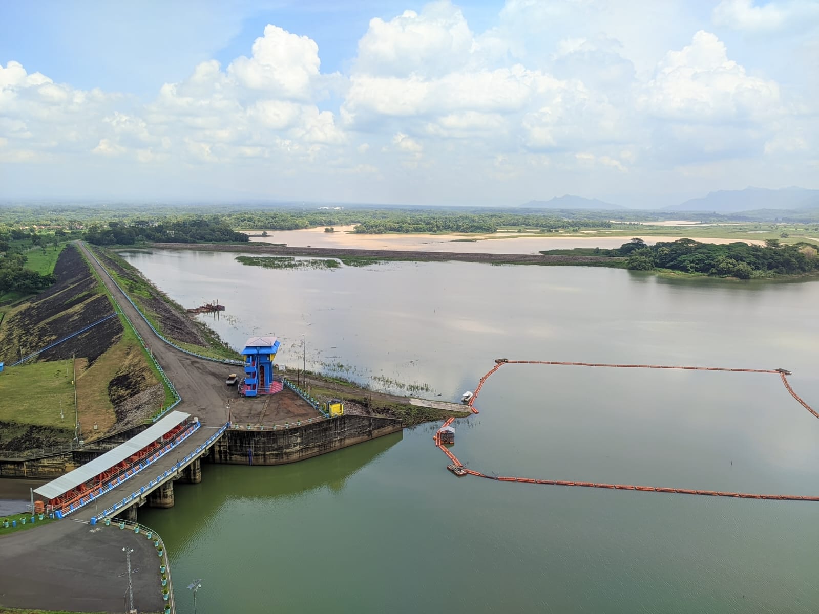 Waduk Gajah Mungkur di wilayah Kecamatan Wonogiri Kota. Rencananya di sini akan dibangun PLTS apung.