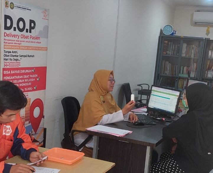 Pasien RSUD Wonogiri mengakses layanan delivery obat yang memungkinkan pasien rawat jalan menerima obat langsung di rumah tanpa perlu antre panjang di rumah sakit.