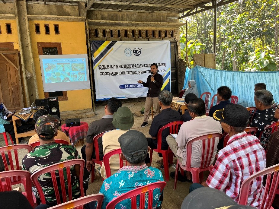 Penyampaian Sosialisasi Teknik Budidaya Cabai Keriting Dan Aplikasi PGPR Oleh Anditya Gilang Rizky, S.P., M.P.