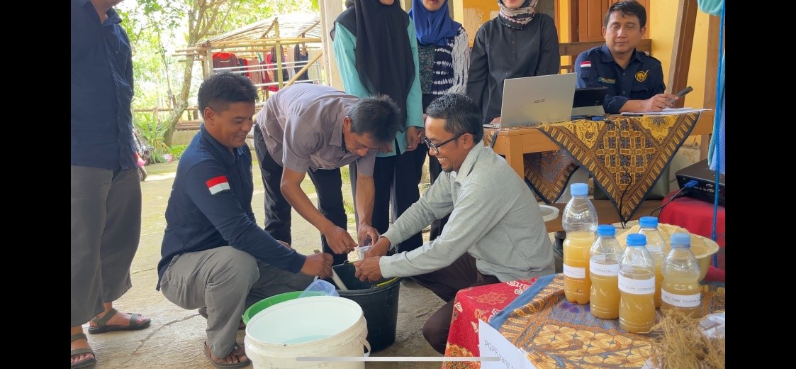 Sosialisasi dan Demonstrasi Pembuatan PGPR Bersama Peserta.
