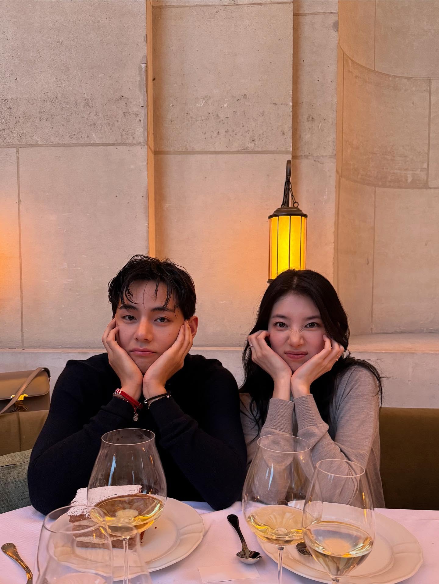 Tidak banyak yang menduga bahwa ternyata V dan Suzy tampak dekat. Terlebih lagi, keduanya belum pernah seproyek bareng dan menunjukkan interaksi