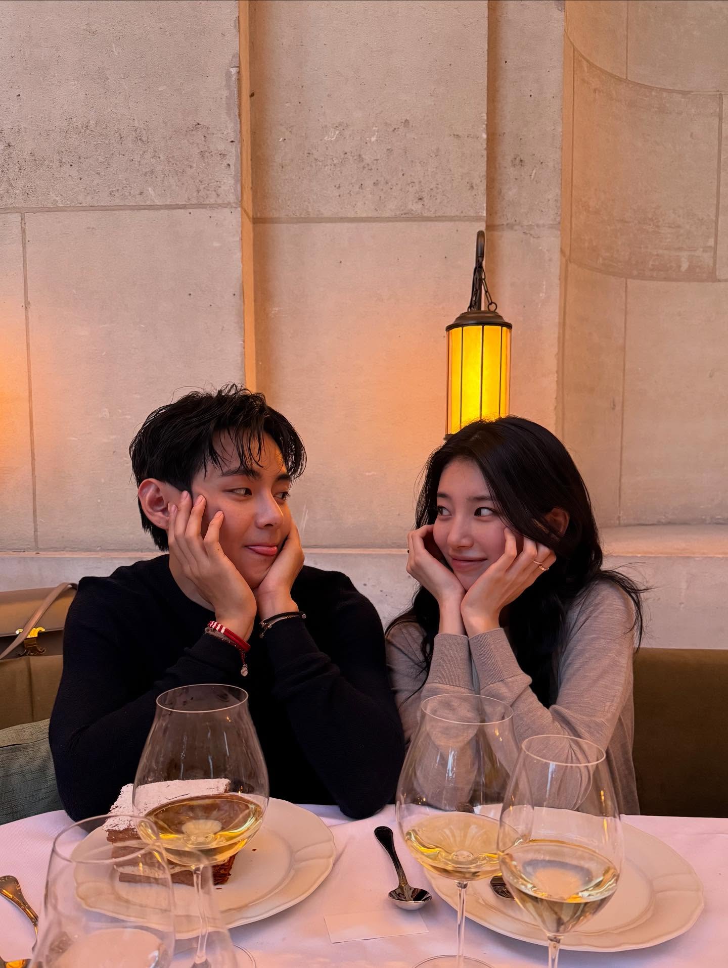 Suzy mengunggah foto dirinya dan V yang sedang berpose imut ketika sedang makan bersama. Foto-foto ini langsung bikin para penggemar heboh