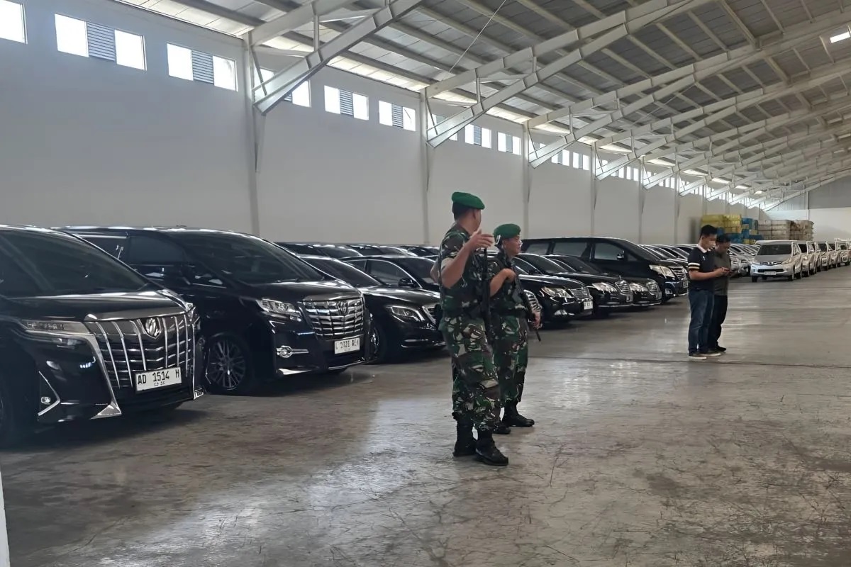 Kejagung sita 72 mobil dari Gedung Sritex Sukoharjo, didominasi Toyota, Mercedes, dan Lexus, dalam kasus dugaan korupsi kredit.