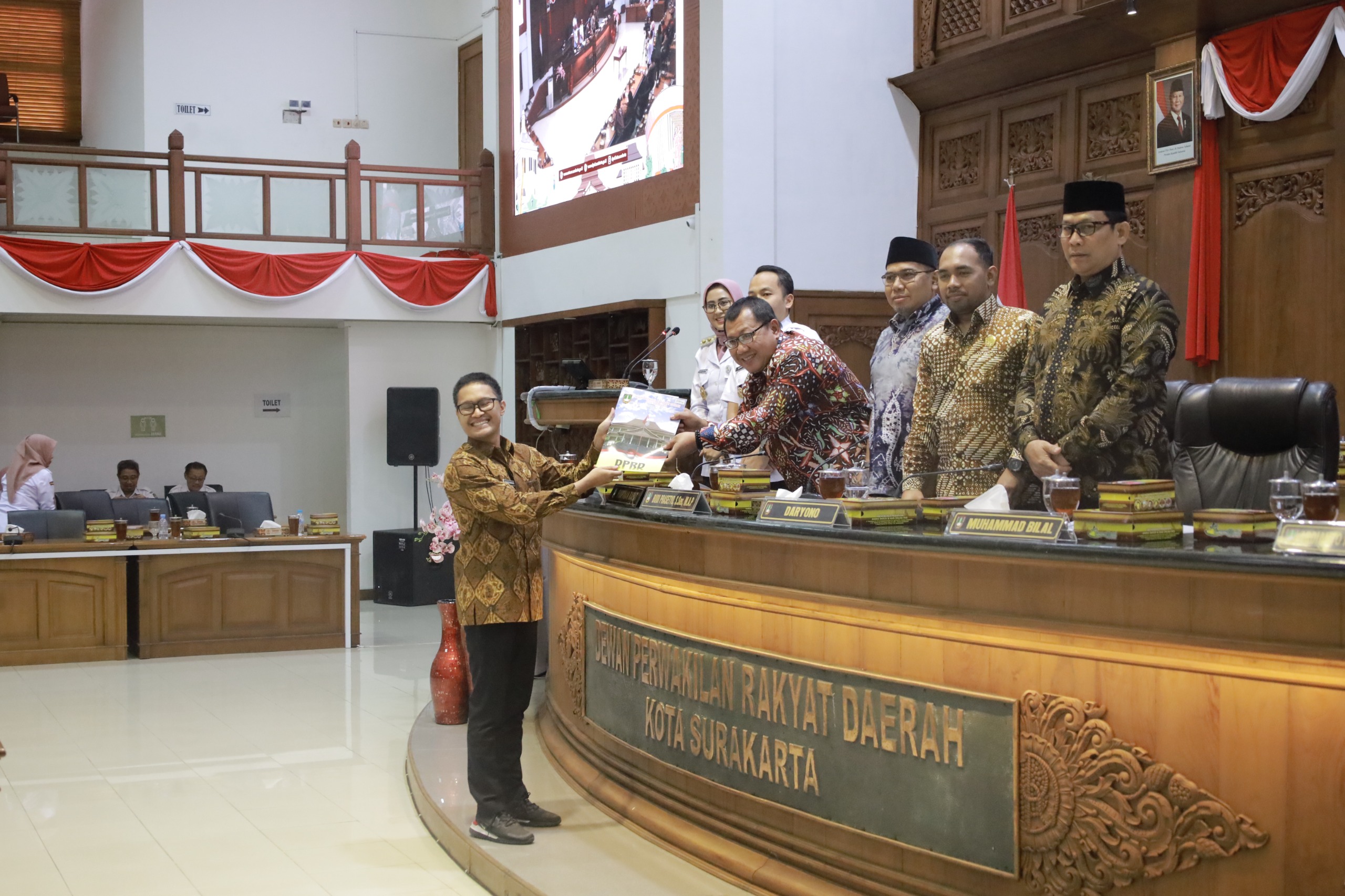 Pansus RPJMD serahkan dokumen ke Ketua DPRD Solo Budi Prasetyo. (A Christian/Radar Solo)