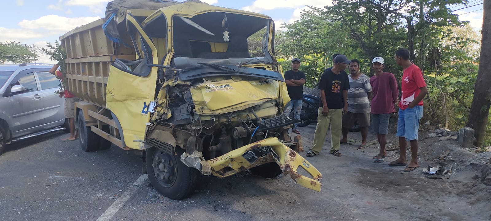 Kondisi dump truk Mitsubishi yang terlibat kecelakaan beruntun di Jalan Solo-Jogja, kawasan Tugu Ireng, Dusun Sanggung, Kecamatan Gatak, Sukoharjo, Rabu siang (9/7).