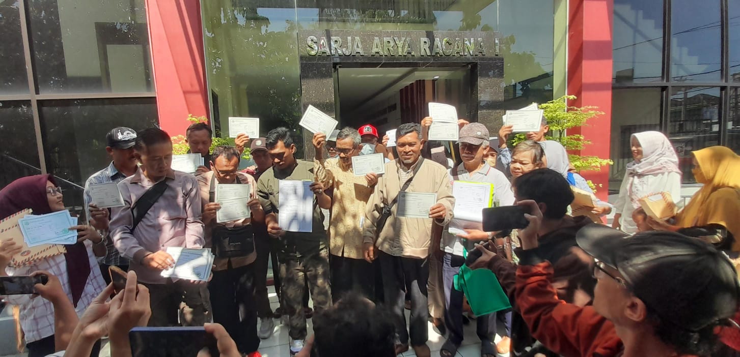 Puluhan nasabah Koperasi BLN asal Karanganyar melapor ke Polres Karanganyar, Rabu (9/7/2025). (Rudi Hartono/Radar Solo)