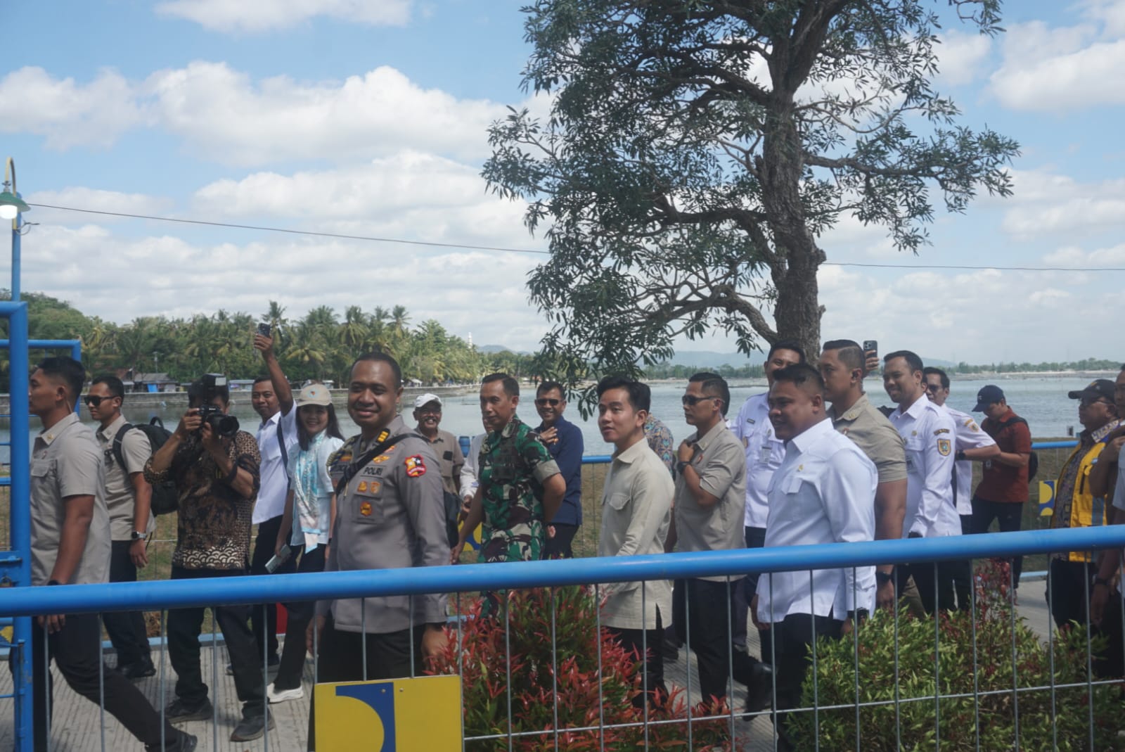 Wakil Presiden RI Gibran Rakabuming Raka seusai melakukan tebar benih ikan di Rowo Jombor, Desa Krakitan, Kecamatan Bayat, Klaten, Rabu (9/7/2025). (Angga Purenda/Radar Solo)