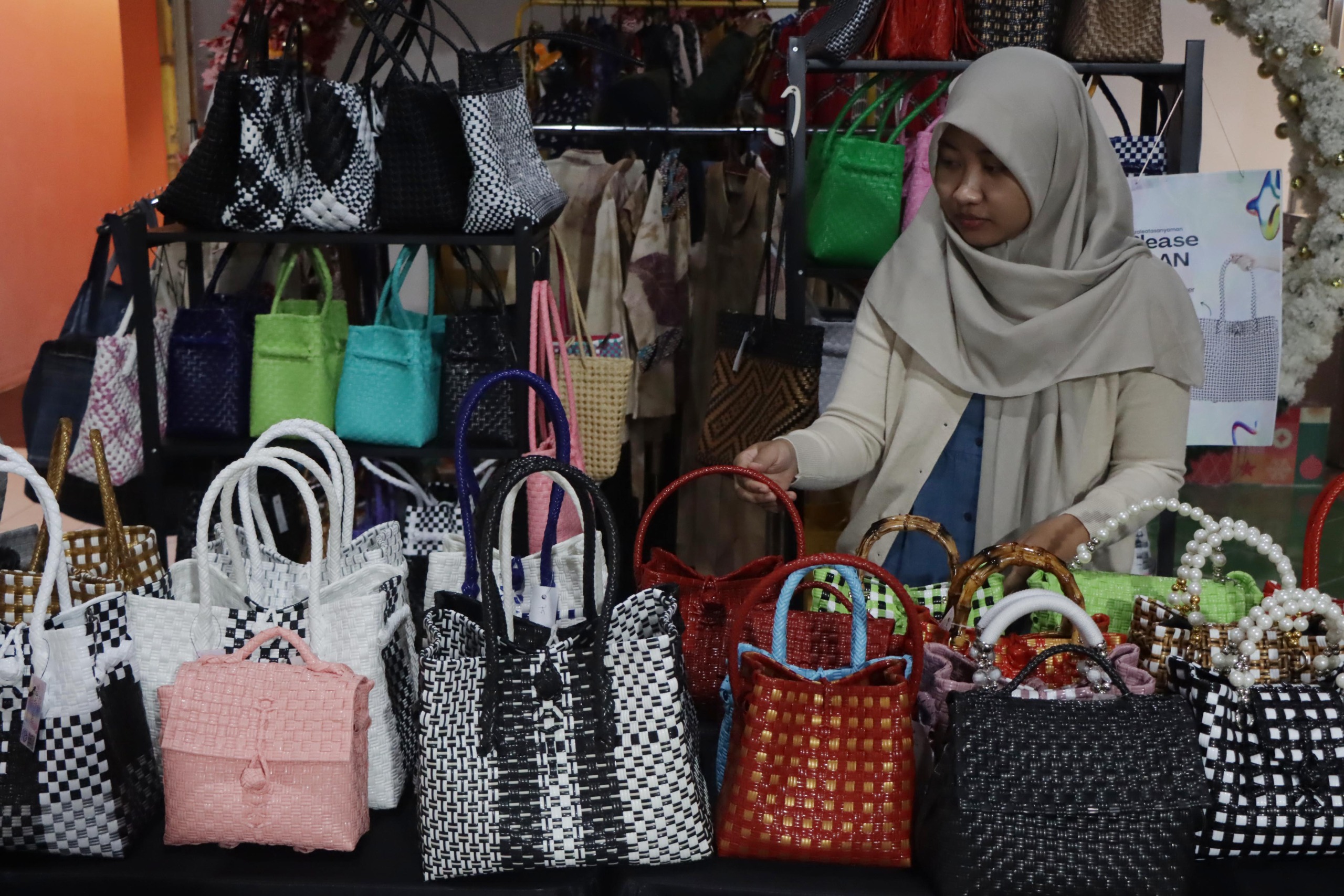 Tenant sebuah kerajinan yang dipamerkan di event Solo Raya Great Salen yang digelar di Solo Grand Mall