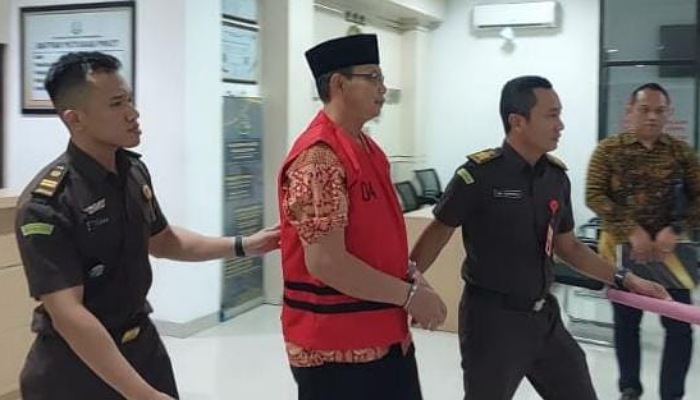 Kades Jaten berinisial HS saat ditahan Kejari Karanganyar, Selasa (8/7/2025). (Rudi Hartono/Radar Solo)