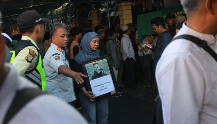 Anggota keluarga membawa foto almarhum Arya Daru Pangayunan, Diplomat Ahli Muda Kemenlu RI, di rumah duka di Jalan Munggur, Jomblang, Janti, Banguntapan, Bantul, Rabu (9/7/2025).