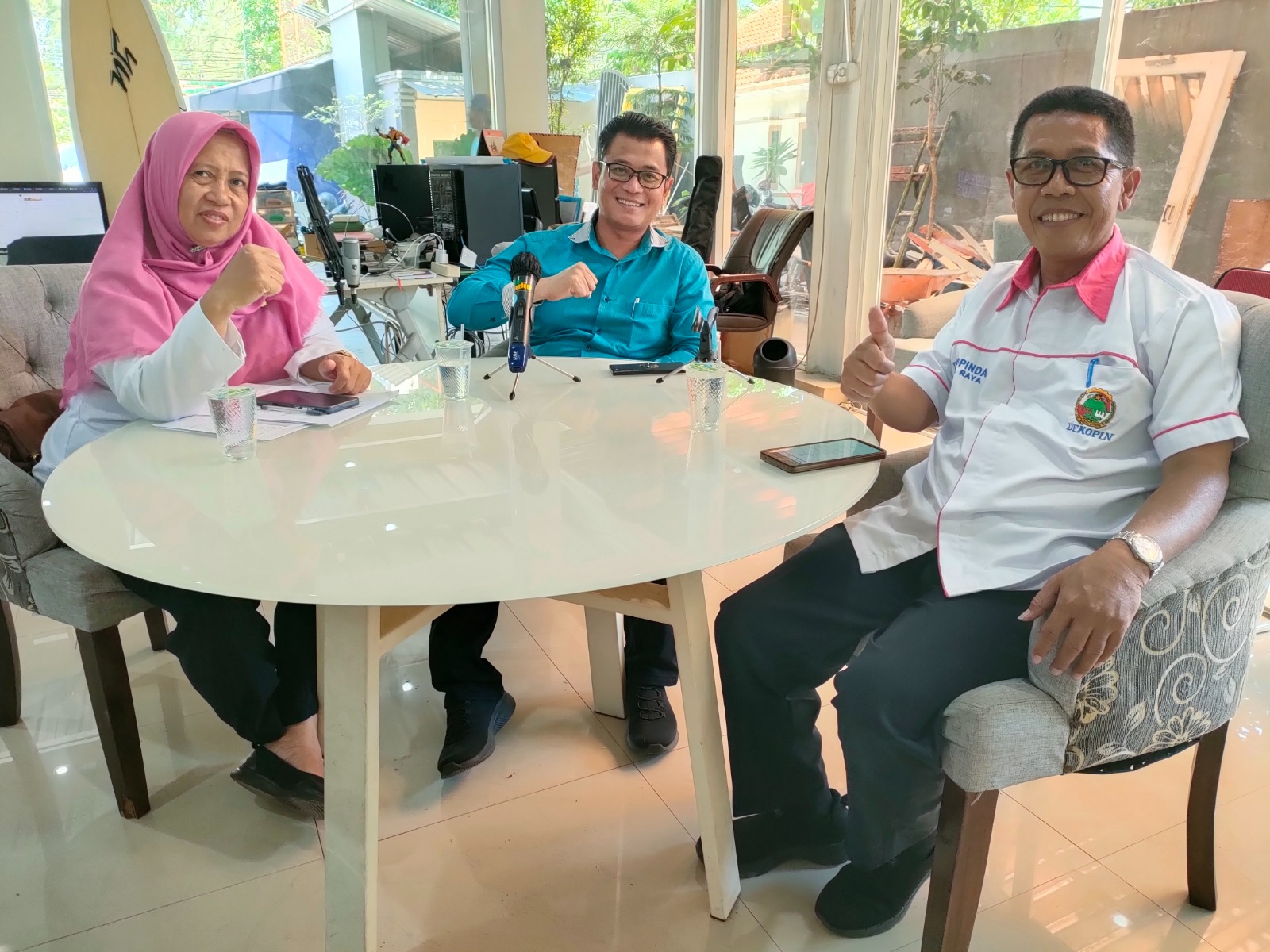 BERSINERGI: Ketua Dekopinda Kota Surakarta Heru Sunardi (kanan) bersama Kepala Bidang Koperasi Dinas Koperasi UKM dan Perindustrian Kota Surakarta Siti Handayani dalam