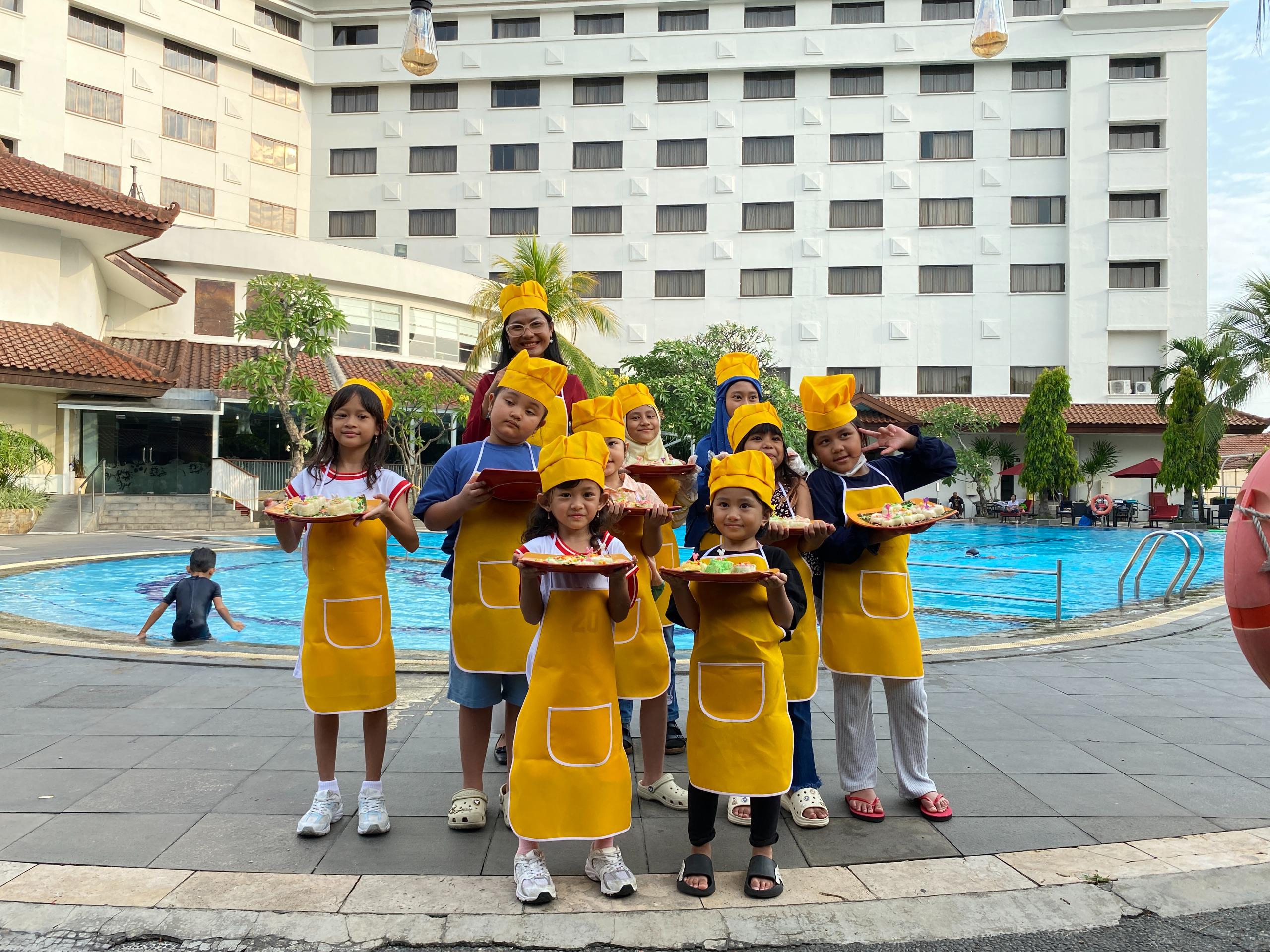&ldquo;Holiday is Coming &ndash; Liburan di Solo, Liburan di Sunan&rdquo;, The Sunan Hotel Solo menghadirkan berbagai kegiatan edukatif. Salah satunya membuat jajanan tradisional getuk.