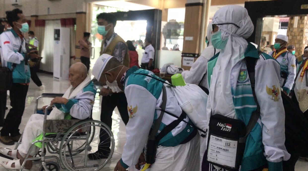 Jamaah haji Debarkasi Solo tiba di tanah air belum lama ini.