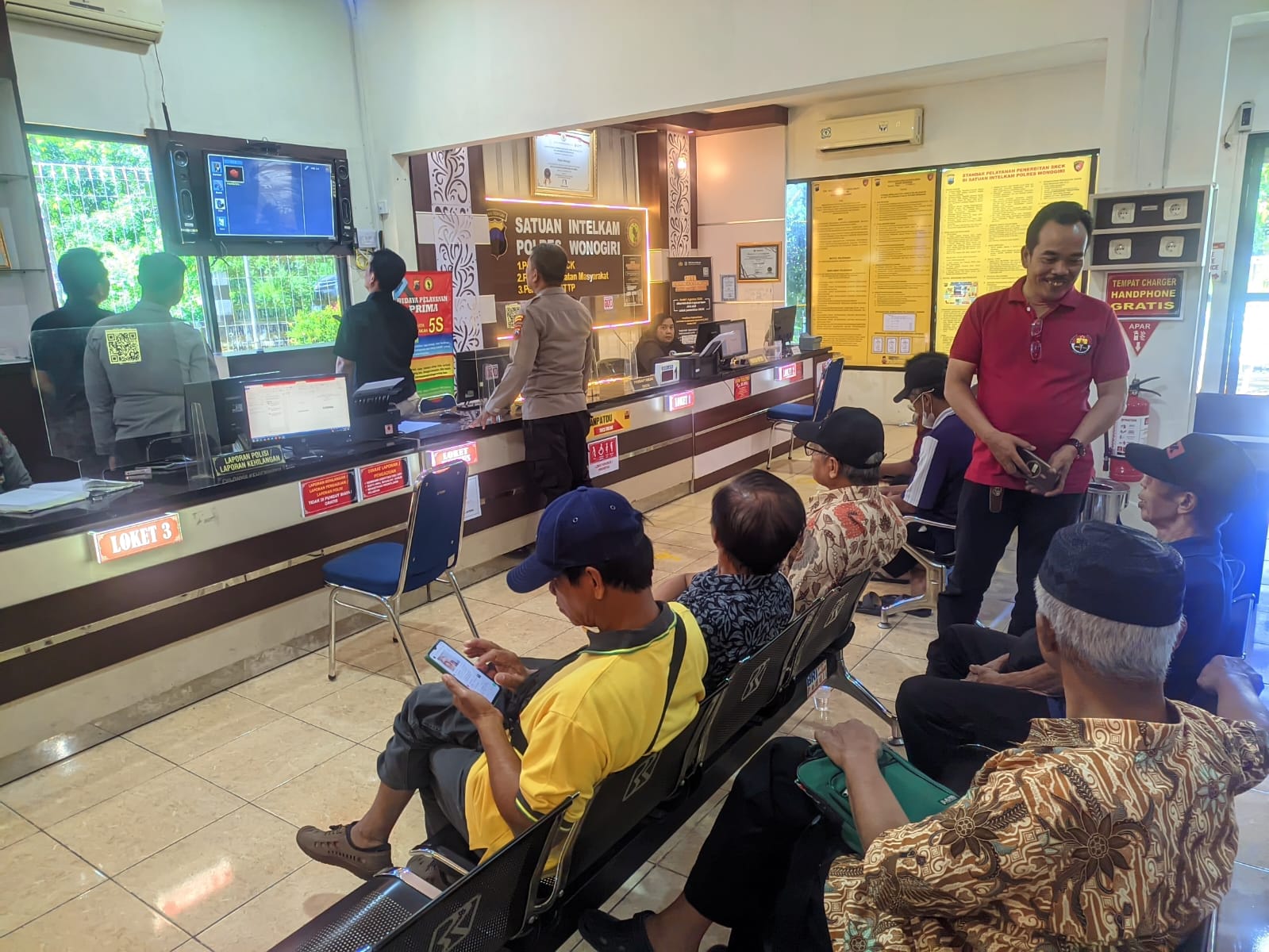 Nasabah Koperasi Bahana Lintas Nusantara di Wonogiri datangi SPKT Polres Wonogiri, Rabu (9/7/2025).