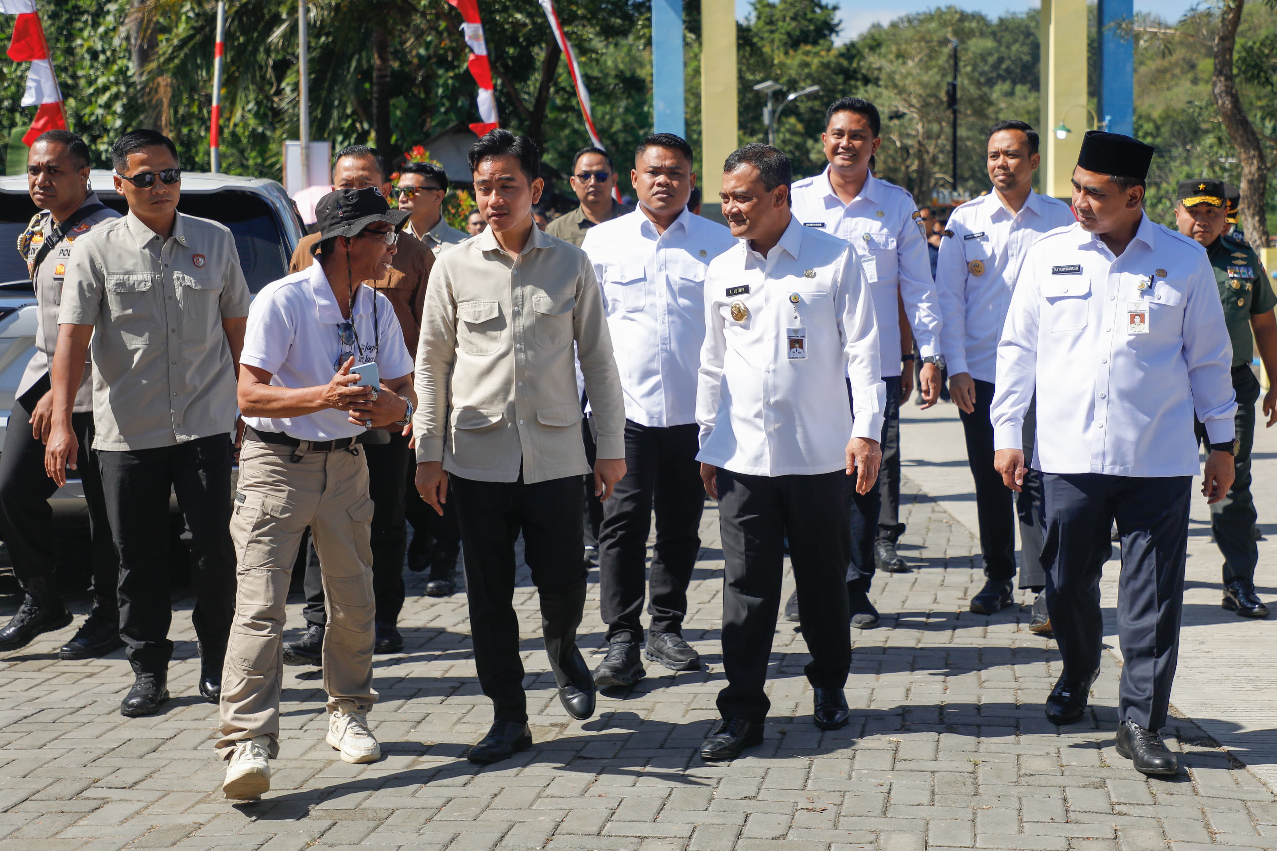Gubernur Jateng Ahmad Luthfi dampingi Wapres Gibran Rakabuming Raka tebar benih ikan di Rowo Jombor, Klaten, Rabu (9/7/2025).