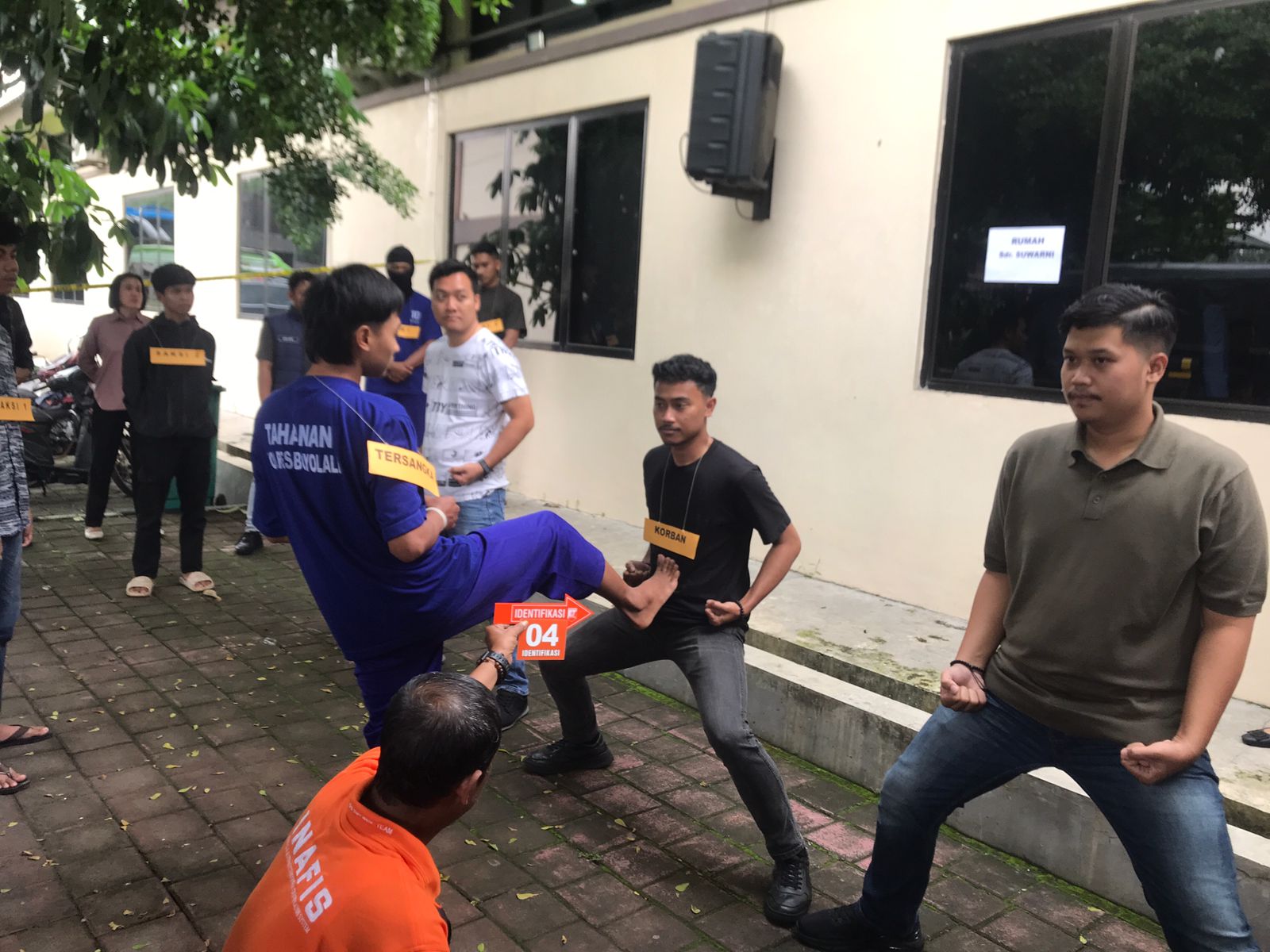 SW, pelatih silat di Boyolali peragakan saat menendang MPS dalam rekonstruksi di Mapolres Boyolali.