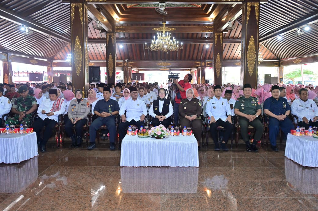 Bupati Sukoharjo Etik Suryani mengajak seluruh masyarakat menjadikan momen pergantian tahun Hijriah sebagai titik tolak untuk introspeksi.