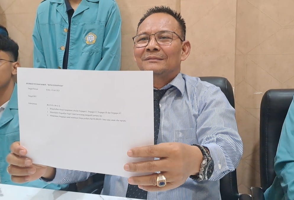 YB Irpan, pengacara mantan Presiden RI Jokowi beri penjelasan usai sidang putusan, Kamis (10/7). (A Christian/Radar Solo)