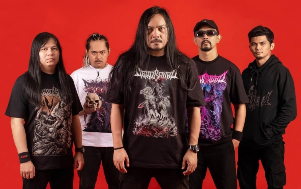 Formasi DeadSquad dari kiri ke kanan: Karis (gitaris), Roy Ibrahim (drummer), Stevie Item (gitaris), Vicky Mono (vokalis) dan Shadu Rasjidi (bassist)