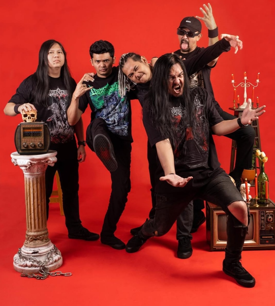 Formasi DeadSquad Karis (gitaris), Shadu Rasjidi (bassist) Roy Ibrahim (drummer), Stevie Item (gitaris), Vicky Mono (vokalis)