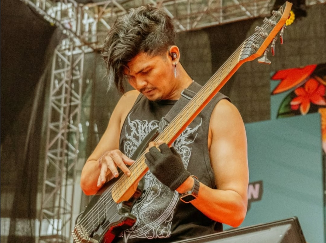 Shadu Rasjidi saat perform bersama DeadSquad.