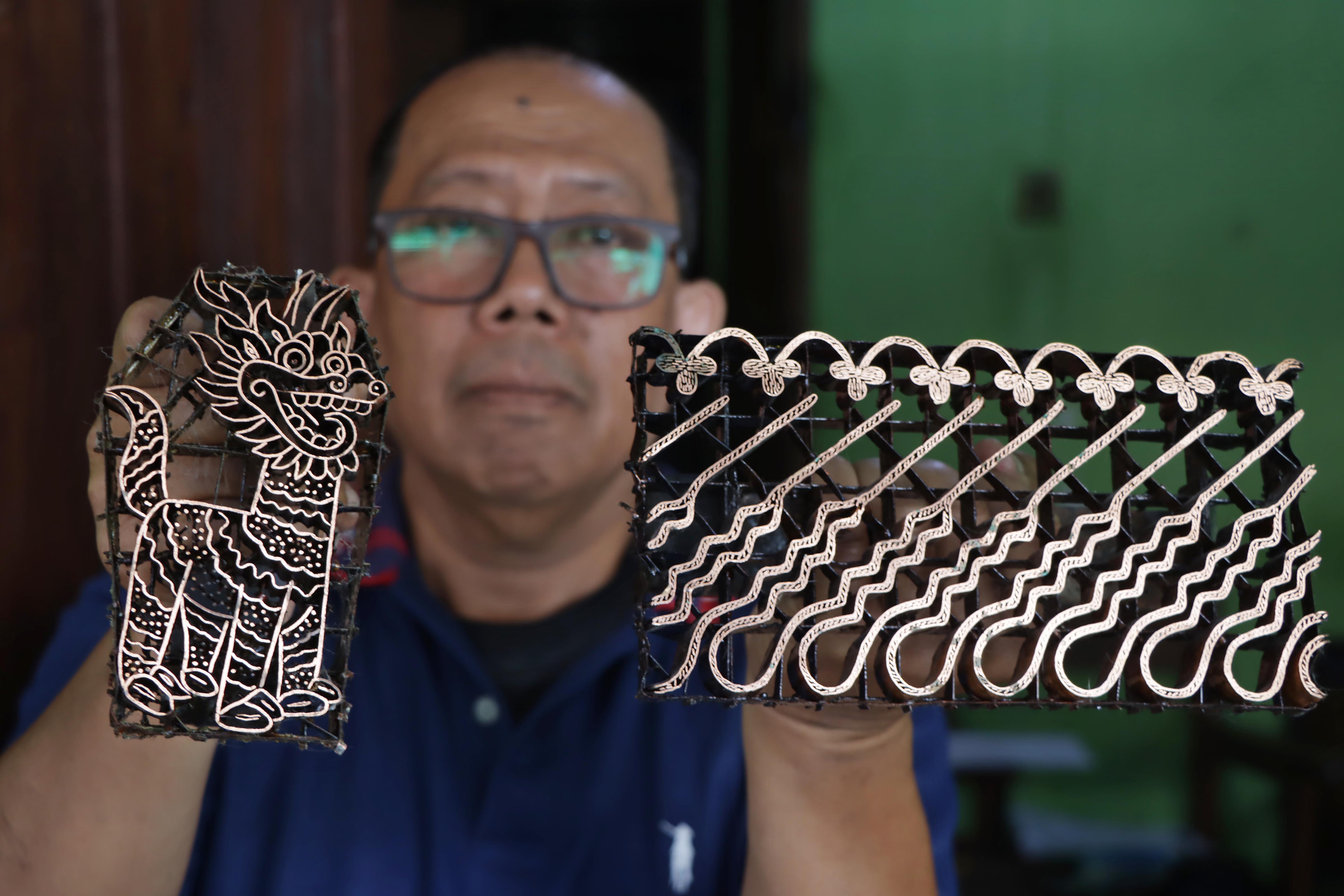 Sriwono Sardjana tekuni kerajinan cap batik tembaga. (Arief Budiman/Radar Solo)