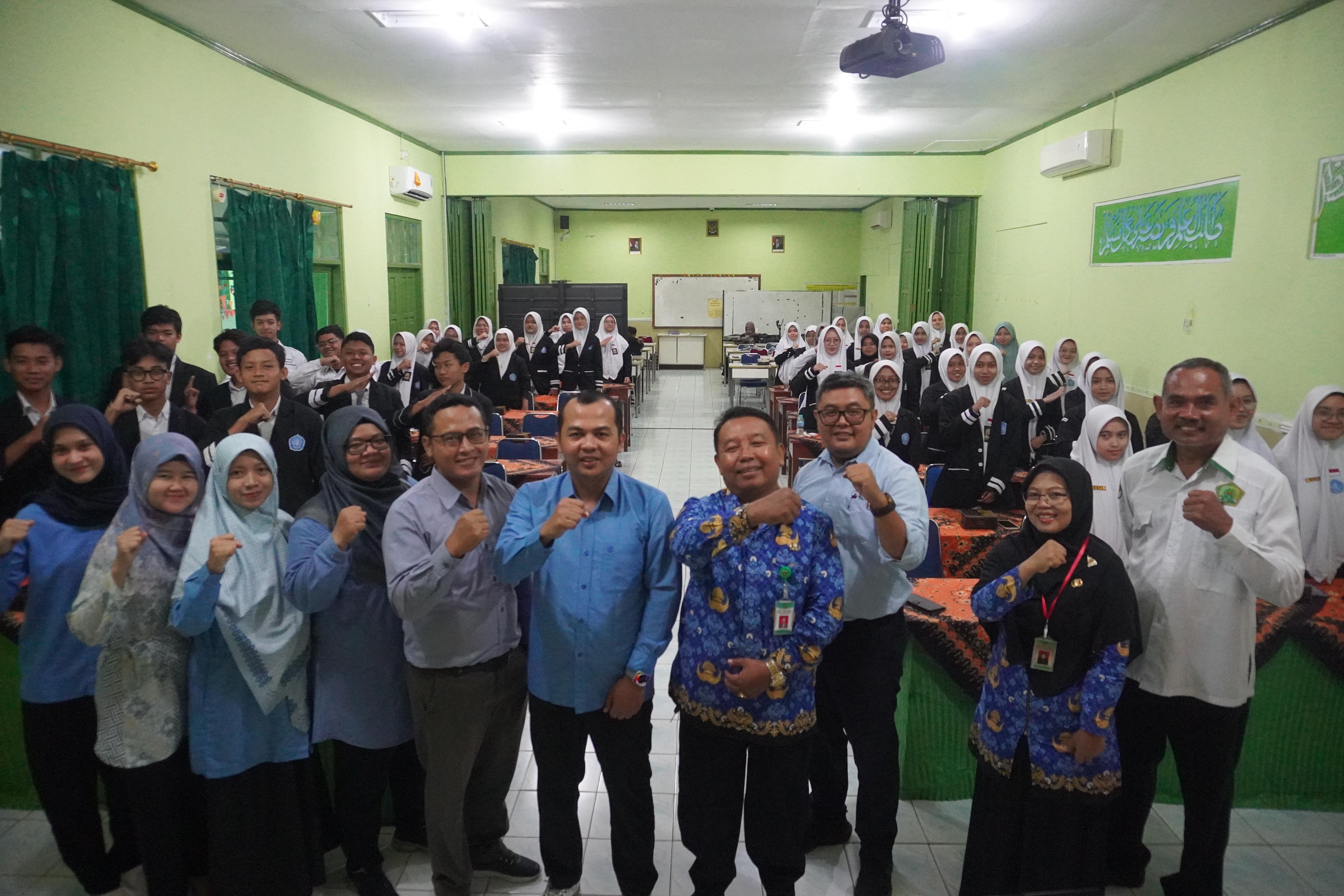 Tim Group Riset Occupational Health Sarjana Terapan Keselamatan dan Kesehatan Kerja (K3) Sekolah Vokasi UNS foto bersama civitas akademika MAN 1 Surakarta. (Dokumentasi pribadi)