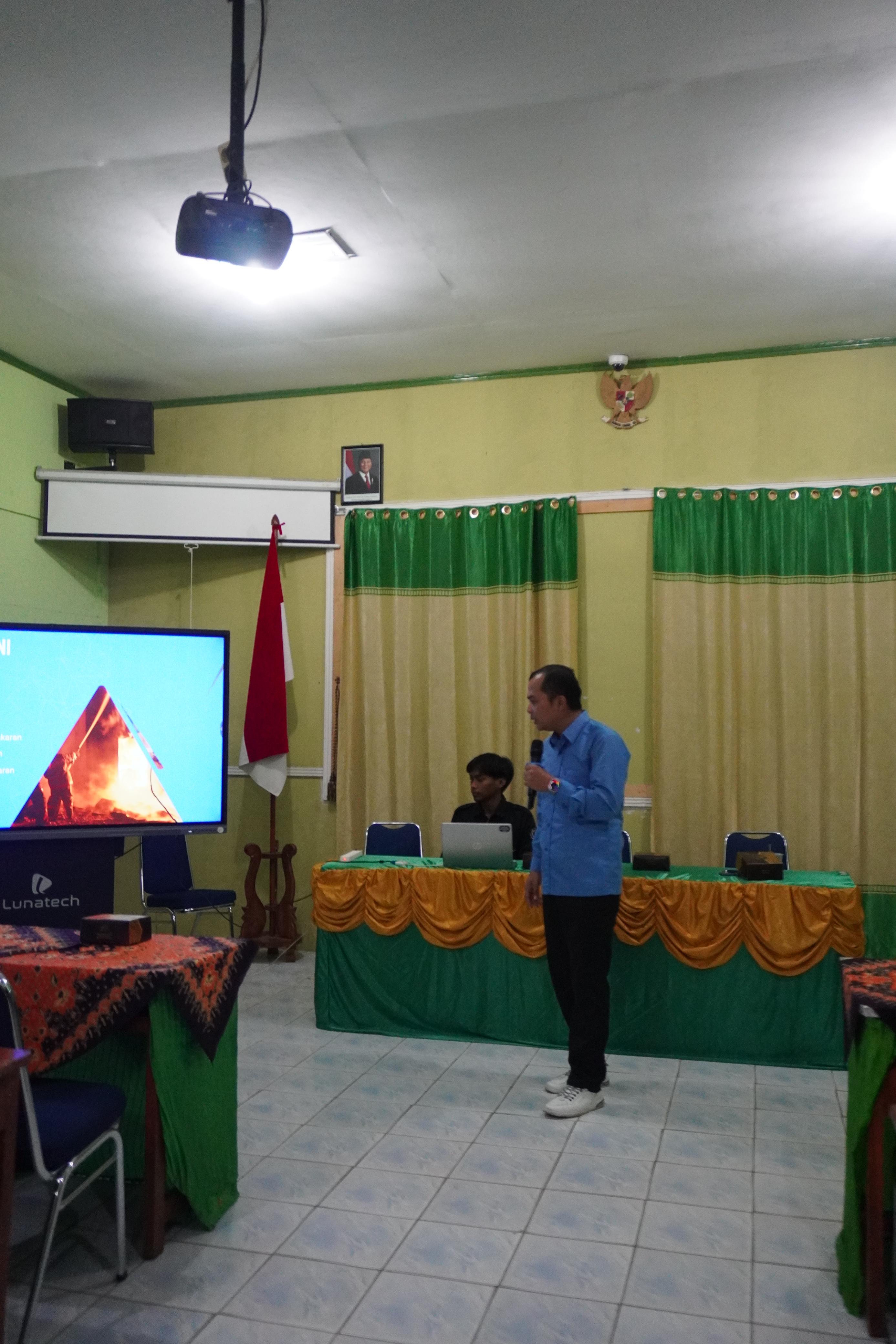 Tim Group Riset Occupational Health Sarjana Terapan Keselamatan dan Kesehatan Kerja (K3) Sekolah Vokasi UNS beri materi pemahaman bahaya kebakaran di MAN 1 Surakarta. (Dokumentasi pribadi)