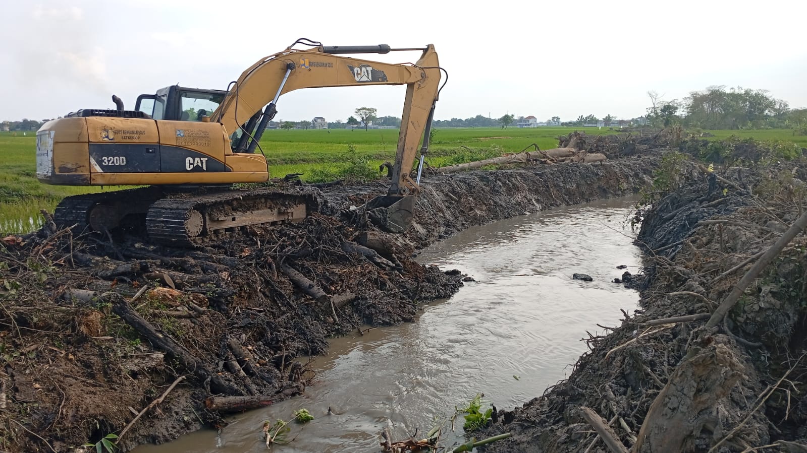 Normalisasi sungai aepanjang 960 meter di Desa Karangwuni, Polokarto, Sukoharjo, Jumat (10/7).
