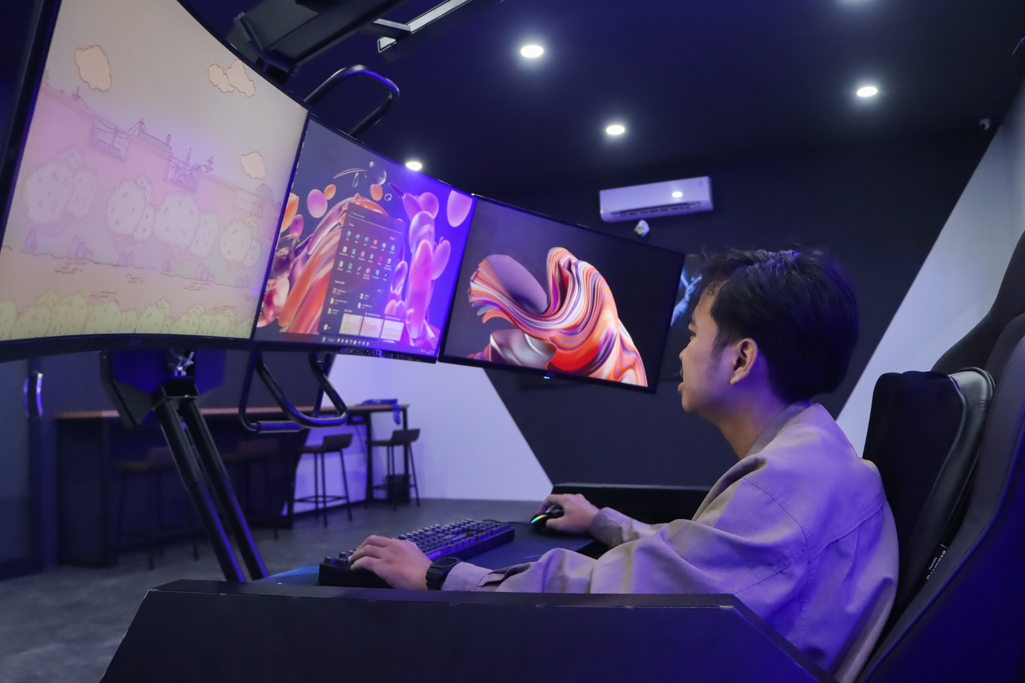 Ilustrasi masyarakat menjajal teknologi virtual yang tersedia di Solo Technopark, belum lama ini.